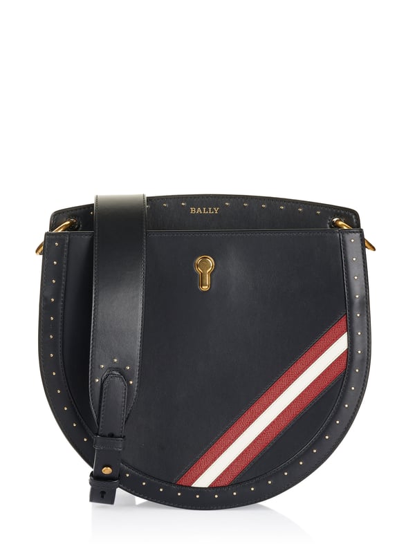 100% piel de becerro; Bolsa Bally; Modelo: 59379020532 F020; Mano de obra de alta calidad; Dos compartimentos de bolsillo, uno con cierre magnético; Un compartimento lateral con cremallera; Correa de hombro ajustable; Dos bolsillos interiores; Dimensiones (cm): 26 x 26 x 8; Detalles del logotipo de Bally.