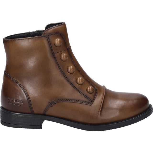 Entdecke die Eleganz und das unvergleichliche Tragegefühl mit der Stiefelette Simona 04 von JOSEF SEIBEL in der faszinierenden Farbe Cognac. Dieser Damenschuh vereint modernen Komfort mit der Perfektion in Passform und Funktion, umschmeichelt von hochwertigen Materialien. Gefertigt aus feinstem Nappa-Rindsleder, bietet dieses Modell durch seine Verarbeitung in der besonderen AGO-Machart - eine leichte und formbeständige Konstruktion, bei der das Obermaterial sanft mit der Innensohle verklebt und die Laufsohle anschließend aufgeklebt wird - eine dauerhafte Qualität und Haltbarkeit. Die TR-Sohle, ein thermoplastischer Kautschuk, zeichnet sich durch ihre gute Rutschfestigkeit und Langlebigkeit aus und ist dabei leichter als traditionelle Gummisohlen. Für ein individuelles Tragegefühl lässt sich die Innensohle aus Leder problemlos herausnehmen und durch ein persönliches orthopädisches Fußbett ersetzen. Der praktische Reißverschluss erleichtert das An- und Ausziehen, während der Blockabsatz mit einer Höhe von 2 cm für einen sicheren Stand sorgt. Ideal für die Freizeitgestaltung im Herbst, lässt sich die Simona 04 Stiefelette sowohl beim entspannten Stadtbummel als auch bei Outdoor-Aktivitäten tragen. JOSEF SEIBEL setzt mit diesem Schuh auf Slow Fashion - eine bewusste Entscheidung gegen die schnelllebige Fast Fashion - und unterstreicht damit das Engagement für Nachhaltigkeit und Qualität. Lasse dich von diesem Schuhwerk auf Schritt und Tritt begleiten und genieße das Gefühl von Wohlsein und Bequemlichkeit in jeder Situation.