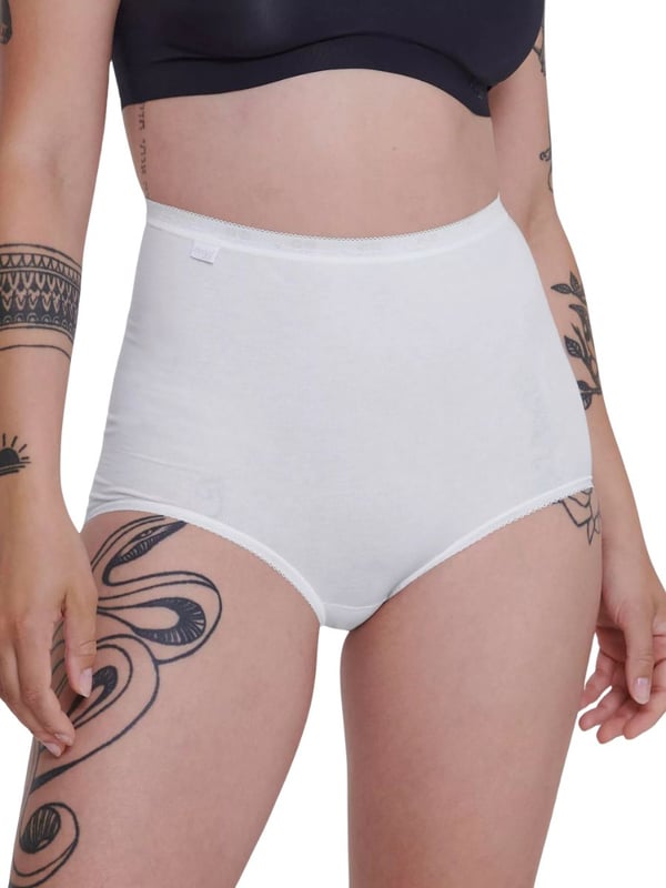 Maxi Slip für Frauen im praktischen 4er Pack von der Marke Sloggi. Einfarbige Shorts mit kleiner Spitze am Bund und Beinabschluss. Hoher Tragekomfort und perfekte Passform.