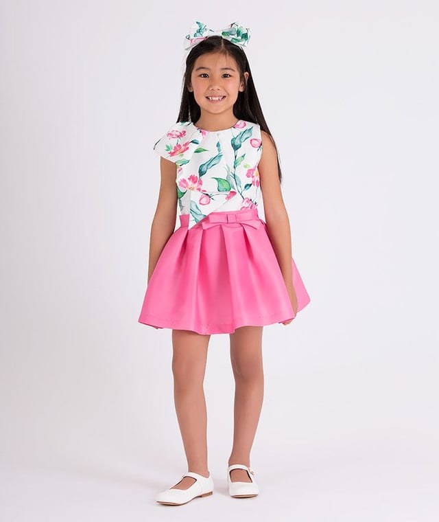 Californian label Mama Luma depict beautiful designs via their ethically sourced fabrics. This girls green white headband is reflective of the label's fine detailing and handmade construction. Envisioned with a green and pink leaves pattern, an enlarged bow and plastic inner structure. She will look and feel divine.  ‚ Handmade