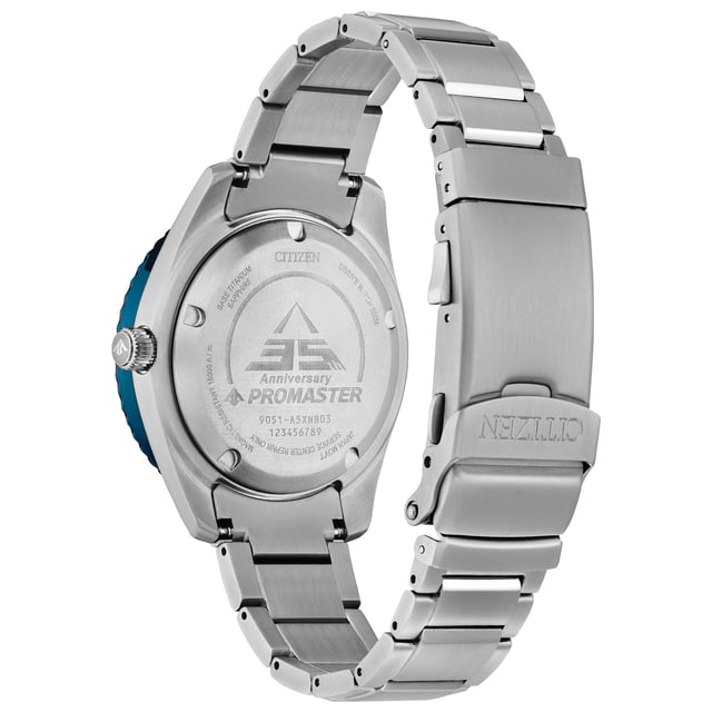 Diese Citizen Promaster Fujitsubo Limited Edition Analoguhr für Männer ist das perfekte Zeitmessgerät zum Tragen oder Verschenken. Das silberne 41 mm runde Gehäuse in Kombination mit dem komfortablen Silber-Titan-Uhrenarmband sorgt dafür, dass Sie dieses atemberaubende Zeitmessgerät ohne Kompromisse genießen können. Angetrieben von einem hochwertigen automatischen Uhrwerk und wasserfest bis 20 bar, wird Ihre Uhr weiterhin zuverlässig ticken. Die Promaster-Serie, die das Wesen der Erkundung in der Luft, zu Land oder zur See einfängt, feiert ihr 35-jähriges Jubiläum im Bereich professioneller Abenteuer mit einer neuen limitierten Serienausgabe. Diese automatische Analoguhr verfügt über eine Kalenderfunktion: Datum, leuchtende Zeiger, leuchtende Zahlen und eine verschraubte Krone. Hochwertiges 21 cm langes und 19 mm breites Silber-Titan-Armband mit einer Faltschließe mit Druckknopf. Gehäusedurchmesser: 41 mm, Gehäusehöhe: 12 mm und Gehäusesilber: Zifferblattfarbe: Blau.