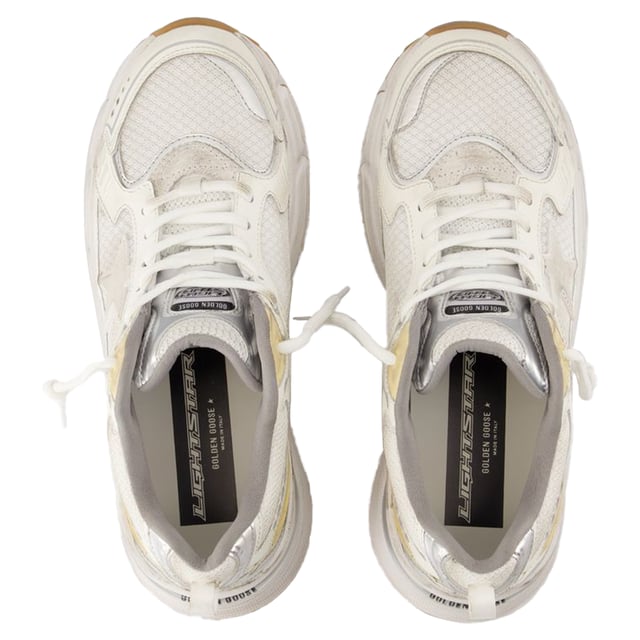 Main material: smooth calfskin.Lining: leather.Closure: top laces.Toe: round.Fit: true to size - Sizing: European.