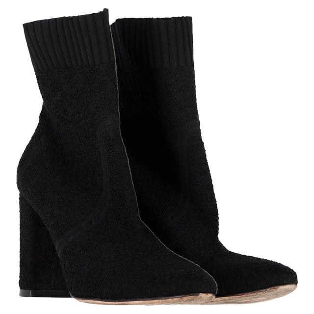 VINTAGE, RRP AS NEW
Elevate your footwear collection with the Gianvito Rossi Isa 85 Stretch Boucle Ankle Boots in Black Polyamide. These versatile ankle boots feature a stylish sock boot design crafted from bouclé-knit material, adding a touch of texture and sophistication to your look. The ribbed trims and round toe enhance the modern and sleek silhouette of the boots. Designed for easy wear, they feature a pull-on style. The interior is lined in leather for added comfort, while the leather sole provides durability and a luxurious finish. Made in Italy, these Gianvito Rossi ankle boots are a perfect blend of style and craftsmanship, ideal for adding a chic touch to any outfit.



Gianvito Rossi Isa 85 Stretch Boucle Ankle Boots in Black Polyamide
Condition: Very good
Signs of wear: Minor markings, Lightly used but very well maintained. Minor mark at soles & creasing, light scuffing at the soles and heels.
Packaging: None
Color: black
Material: polyamide
Size: EU38/US8
Measurements: Heel height: 90; Insole length: 270
SKU: NAPPUGBSH400505W