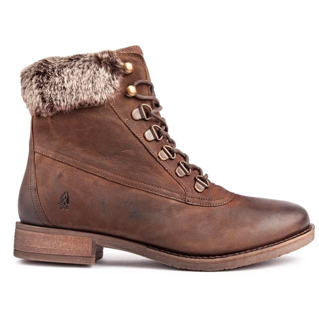Las botas Hush Puppies Effie están a la moda y son cómodas de llevar. Están fabricados en piel texturizada. con cuello de piel sintética. Ojales de anilla en D de metal plateado. Cremallera interior y logo en relieve. Son la opción ideal para tus encuentros urbanos y hacer recados diarios con estilo.