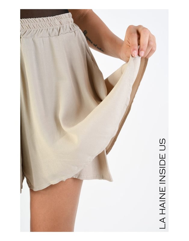 Einfacher Schnitt

Dieses Modell zieht mit seinem einfachen Schnitt die Aufmerksamkeit auf sich, der sich sowohl für den Alltag als auch für formellere Anlässe ideal eignet und jeder Stilisierung eine subtile Eleganz verleiht.

Mit elastischem Bund

Ein elastischer Bund sorgt nicht nur für Tragekomfort, sondern auch für eine hervorragende Anpassung an die Figur, was dazu führt, dass die Hose den ganzen Tag über perfekt sitzt, unabhängig von der Aktivität.

Mit weiten Beinen

Breite Beine verleihen der Hose ein modernes und stilvolles Aussehen und garantieren gleichzeitig Bewegungsfreiheit, was sie zur idealen Wahl für jede Gelegenheit macht, vom Stadtbummel bis zum abendlichen Ausgehen.

Aus leicht transparentem Stoff

Der leicht transparente Stoff verleiht der Hose Leichtigkeit und subtilen Charme, indem er beeindruckende Schichten schafft, die sich bei Bewegung schön drapieren und den einzigartigen Charakter dieses Modells unterstreichen.

Mit Futter

Das Futter bietet zusätzlichen Komfort und Schutz, so dass die Hose nicht nur stilvoll, sondern auch praktisch ist, ideal für den ganzen Tag ohne Sorgen um Durchsichtigkeit.

Mit zwei Taschen an den Seiten

Zwei Taschen an den Seiten sind nicht nur eine funktionale Lösung, sondern auch ein stilvolles Detail, das der Hose einen lässigen Charakter verleiht und das Aufbewahren kleiner Gegenstände stets griffbereit ermöglicht.

Aus hochwertigem Stoff

Aus hochwertigem Stoff gefertigt, garantieren die Hosen Langlebigkeit und Tragekomfort, wobei sie auch nach vielen Wäschen ihr elegantes Aussehen beibehalten, was sie zu einer Investition für Jahre macht.
