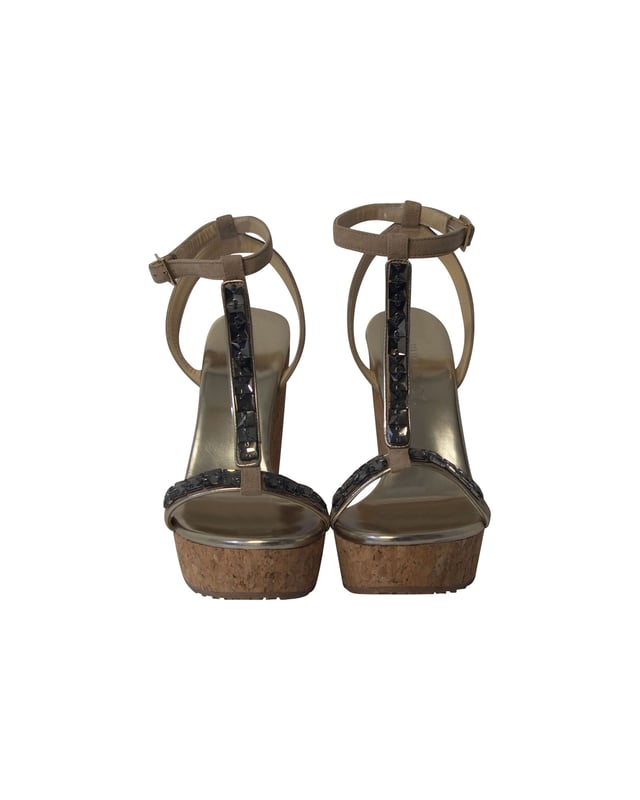 VINTAGE, RRP AS NEW
Elevate your style quotient to a whole new level in these Naima wedge sandals from Jimmy Choo! The beige sandals have been crafted from suede and styled in an open-toe silhouette with an embellished T-strap design on the vamps. They come equipped with buckled ankle straps, comfortable leather-lined insoles, and 12.5 cm cork wedge heels.



Jimmy Choo Naima Jeweled Platform Wedge Sandals in Beige Suede
Condition: very good
Material: Suede
Size: 40
Sign of wear: light wear
SKU: 207301