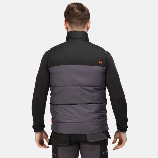 Materiaal: 100% polyester. Materiaal: Gerecycleerd Plastic. Ontwerp: Contrast, Logo. Stoftechnologie: Zwaargewicht, Waterafstotend. Mouwtype: Mouwloos. Halslijn: Staande Kraag. Bevestiging: Ritssluiting. Duurzaamheid: Milieuvriendelijk.