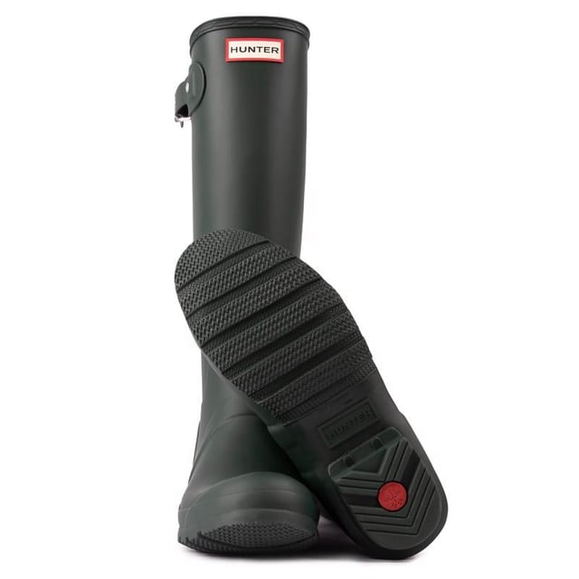 Las botas de agua Tall Classic originales de Hunter son precisamente eso. original y clásico. Estas botas de agua verdes de diseño premium son perfectas para paseos húmedos y embarrados o para pasar tiempo jugando en el jardín. Las botas son totalmente impermeables. Están hechos a mano y cuentan con una suela de goma resistente. Un forro de poliéster mantiene tus pies cómodos y ajustados. Están completos con la marca Hunter.
