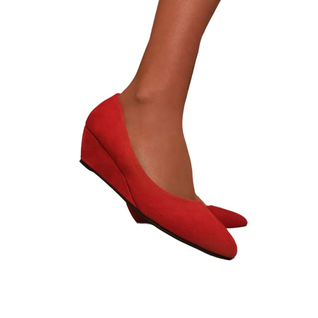Where's That From - Damen Pumps "Kieran", Wildleder (Rot) Obermaterial: Wildleder. Marke: Where's That From. Laufsohle: Gummi, Traktionsgriff. Gewebetechnik: langlebig. Absatz: Plattform mit Niedrigem Keilabsatz. 5,08 cm. niedrig geschnitten. Design: Unifarben. Zehenstil: Spitz. Zum Anschlüpfen.