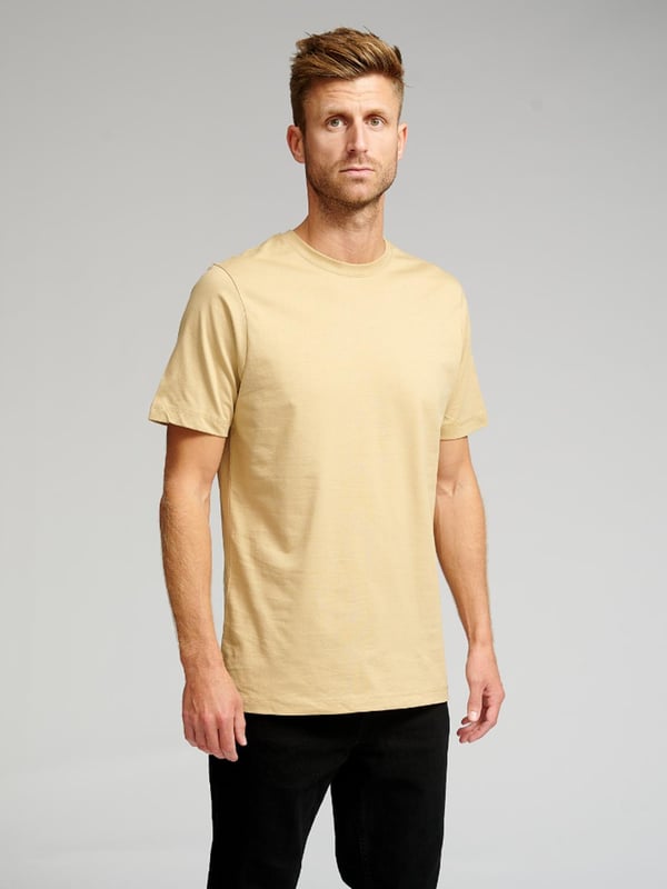 Camiseta  de Teeshoppen  Esta es una camiseta cómoda con un diseño elegante de Teeshoppen. Las camisetas son versátiles y se pueden usar todos los días del año, lo que las convierte en una gran adición a cualquier guardarropa. Al contrario de la creencia popular, las camisetas pueden tener un diseño fresco y elegante, y Teeshoppen ofrece una colección de camisetas que son cómodas y duraderas. Esta camiseta en particular viene en el color caqui y es un complemento perfecto para cualquier atuendo. Está disponible en seis tamaños diferentes, que están adaptados para hombres.
