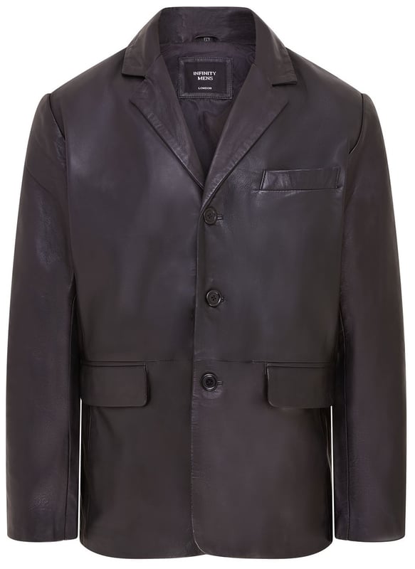 Una gran opción para crear un look sofisticado para ocasiones más formales, esta chaqueta blazer está confeccionada en nuestro cuero napa de grano completo de primera calidad. Con un solo pecho y bolsillos con solapa ubicados en la cintura, esta chaqueta viene con las características tradicionales apreciadas. Esta chaqueta también ha sido diseñada en una silueta delgada como es tradicional para las chaquetas de tres botones de estilo europeo y está ajustada en la cintura para lograr el ajuste perfecto. Cuatro botones en cada puño abierto y una sola abertura en la parte trasera de la chaqueta también se introdujeron para garantizar la comodidad y el ajuste ideal. Para el estilo, nuestra recomendación es seguir la regla de "a veces, siempre, nunca" para abrochar los tres botones para lograr el mejor look. • 100% cuero napa ultra suave de primera calidad • Blazer formal de un solo pecho con tres botones • Cuatro botones en cada puño y una sola abertura en la parte trasera de la chaqueta