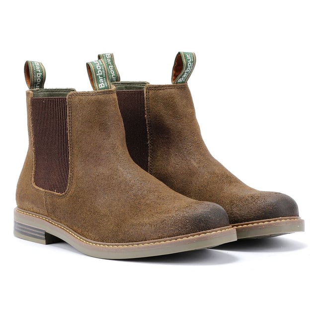 Der Farsley Chelsea Boot hat ein Obermaterial aus Wildleder und eine Zugschlaufe mit dem Barbour-Logo. Die Gummisohle mit Holzpaneel-Details ist mit einer robusten, zementierten Konstruktion an das Obermaterial geklebt und sorgt für maximale Haltbarkeit und Komfort.