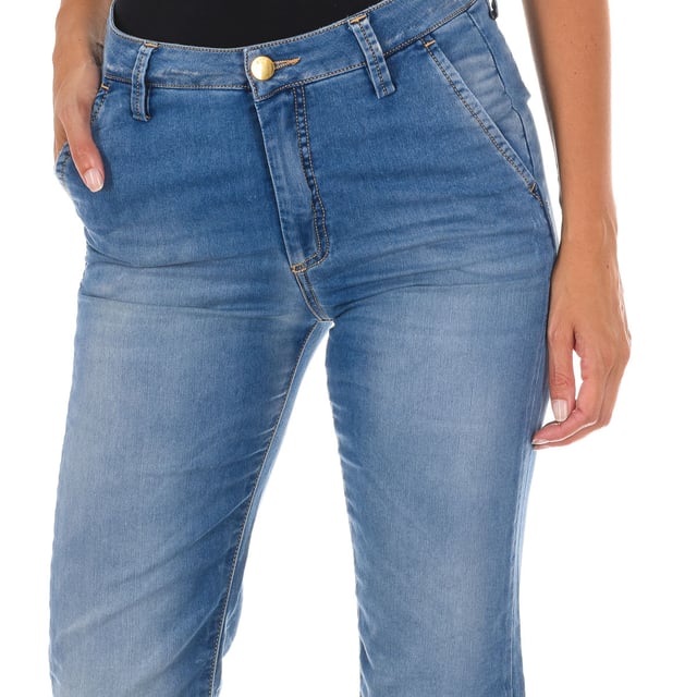 Long jeans. 
 Color Blue denim 
 Waist with belt loops. 
 Button and zip closure on the front. 
 Two pockets on the front. 
 Two fake pockets on the back. 
 Brand name plate on the back of the waist. 
 Flared cut hem. 
 Worn effect. 
 Matching seams. 

 Composition: 
 - 98% Cotton - 2% Elastane. 

 Washing instructions: 
 - Wash maximum at 40ºC. 
 - Iron at medium temperature. max. 110ºC. 
 - Lets you use a dryer. 
 - Do not use bleach. 
 - Does not support dry cleaning. 

 Composition: 98% Cotton - 2% Elastane.
 Care:
- Wash maximum at 40ºC.
 - Iron at medium temperature. max. 110ºC.
 - Allows you to use a dryer.
 - Do not use bleach.
 - Does not support dry cleaning.