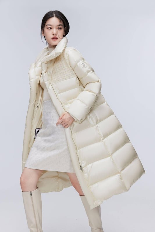 Elevate your urban commute with the Women's Premium Puffer Goose Down Jacket. Featuring low-saturation colour and artful pleats, this jacket exudes quiet luxury, blending simplicity with sophistication for a refined, yet understated look.

Kindly note: SIZE RUNS LARGE — consider selecting one size down.