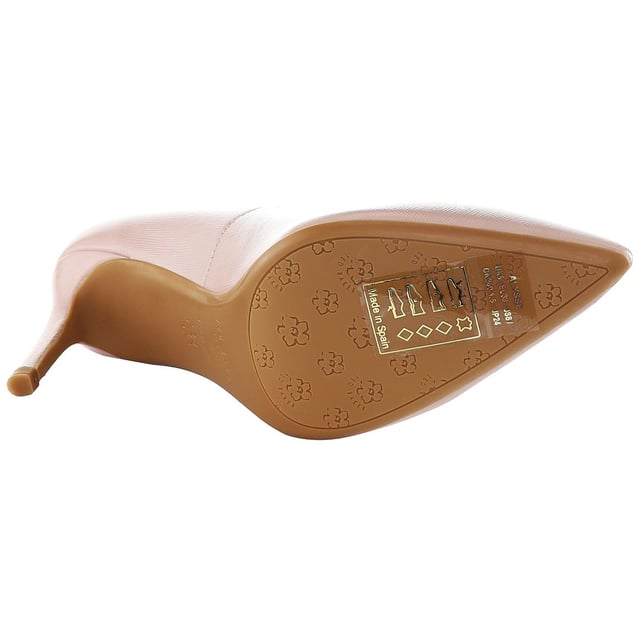 Verhoog je stijl met de Ted Baker Alysse damesschoenen, een perfecte combinatie van verfijning en eigentijds design. Ted Baker's toewijding aan kwaliteit en mode is duidelijk zichtbaar in elk detail van deze chique en veelzijdige schoenen.

Belangrijkste kenmerken:

 Elegant ontwerp:  De Alysse schoenen hebben een elegant ontwerp dat naadloos klassieke elementen combineert met moderne esthetiek, waardoor ze een tijdloze maar modieuze look bieden.

 Klassieke kleur: De rijke kleur voegt een vleugje veelzijdigheid toe, waardoor deze schoenen een breed scala aan outfits kunnen aanvullen, van casual tot meer formele ensembles.

 Vakmanschap van hoge kwaliteit:   Gemaakt met precisie en aandacht voor detail, weerspiegelen deze schoenen Ted Baker's toewijding aan kwaliteit, waardoor zowel stijl als duurzaamheid gewaarborgd zijn.

 Comfortabele pasvorm:   Geniet van comfort met een ontwerp dat rekening houdt met zowel stijl als ondersteuning, waardoor deze schoenen geschikt zijn voor verschillende gelegenheden en langdurig dragen.

 Subtiel Ted Baker Merk:   Kijk uit naar het discrete Ted Baker merk, een teken van authenticiteit en een symbool van de toewijding van het merk aan verfijnde stijl.

 Veelzijdige stijl:   Deze zwarte schoenen zijn ideaal voor zowel casual als semi-formele settings en kunnen worden gecombineerd met rokken, jurken, broeken of zelfs jeans voor een gepolijste en verfijnde look.

Stap in tijdloze elegantie met de Ted Baker Alysse damesschoenen, waar verfijning en hedendaagse mode elkaar ontmoeten bij elke stap.