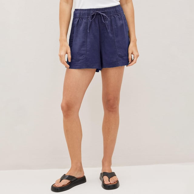 This pair of shorts is part of the GAP water-saving Washwell program.  Smooth linen-rayon weave. Drawcord ties at elasticated waist with mock fly. Front utility pockets and patch pockets at back.
Fit: Relaxed, Sizing: As expected