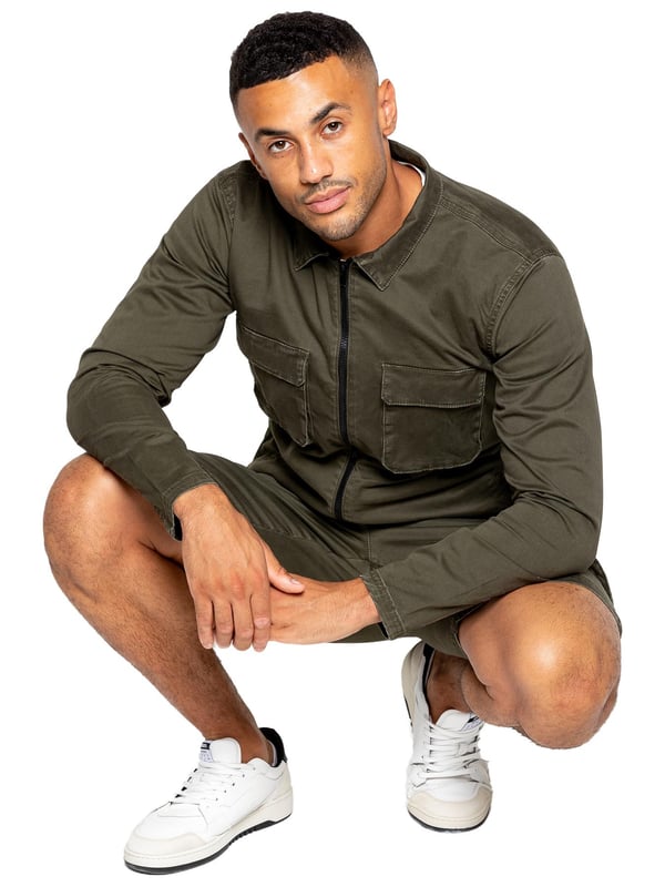 Conjunto de ropa Enzo Mens Cargo. Manga larga, cremallera, cuello, sobrecamisa carga. Dos bolsillos de carga planos delanteros con cierre Velcro. Dos bolsillos laterales. Adornos cosidos en mangas y dobladillo. Conjunto completado con pantalones cortos de carga. Cintura elástica con cordón ajustable. 5 Diseño de bolsillo. 2 bolsillos laterales, 2 bolsillos cargo con cierre Velcro. Bolsillo trasero único con costura. Media altura, pantalones cortos de ajuste regular.