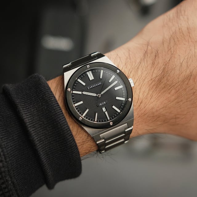 A sports watch that is at home at any occasion. Sophisticated, well built with a strong sense of geometry and proportion, this is a watch for all seasons.