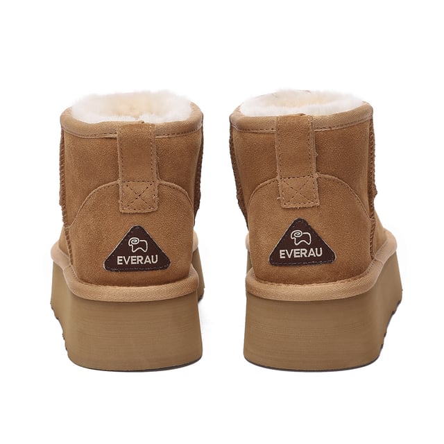 Ervaar het luxueuze comfort als je je voeten in een paar Heron Ultra Mini Platform Boots steekt, waarbij de Australische schapenvachtwol je omhult met zijn zachtheid en warmte. Gemaakt van rundsuède met een waterafstotende werking. coating aangebracht op het oppervlak, met deze nieuwe Heron Ultra Platform-laarzen kan het niet fout gaan. Specificatie: Bovenwerk van koeiensuède Warme schapenvacht-wollen voering Zachte schapenvacht Wollen binnenzool EVA-zool Technologieën: Water & Vlekbestendig bovenwerk Slipvaste buitenzool
