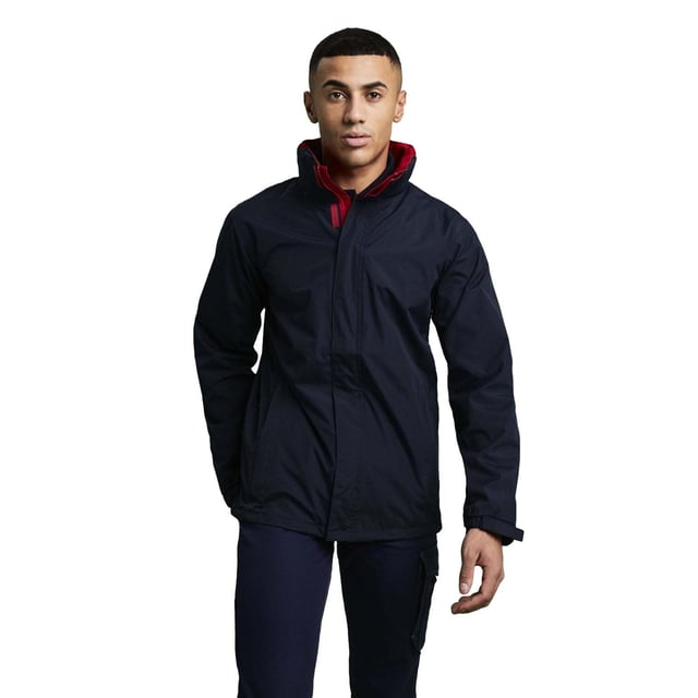 100% Hydrafort polyester. Polyester mesh gevoerd. Winddichte stof. Getapete naden. Verborgen kap met versteller. 2 zakken met rits onderaan. 1 intern vakje met toegang tot het oortelefoonsnoer. Verstelbare manchetten. Verstelbare zoom met stootkoord. Interne toegang tot het borduurwerk met rits. Regatta Mens afmetingen (borstomvang ca.): XS (35-36in/89-91.5cm), S (37-38in/94-96.5cm), M (39-40in/99-101.5cm), L (41-42in/104-106.5cm), XL (43-44in/109-112cm), XXL (46-48in/117-122cm), XXXL (49-51in/124.5-129.5cm), XXXXL (52-54in/132-137cm), XXXXXL (55-57in/140-145cm).