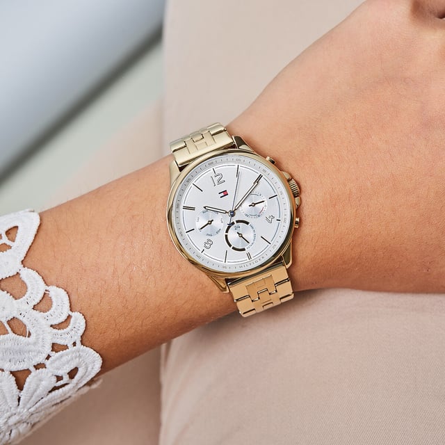 Diese Tommy Hilfiger Harper Multi Dial Uhr für Frauen ist das perfekte Zeitmessgerät zum Tragen oder Verschenken. Das goldene 38 mm runde Gehäuse in Kombination mit dem bequemen goldfarbenen Edelstahl sorgt dafür, dass Sie dieses atemberaubende Zeitpiece ohne Kompromisse genießen können. Angetrieben von einem hochwertigen Quarzwerk und wasserfest bis 3 bar, wird Ihre Uhr weiterhin präzise ticken. Diese elegante und praktische Uhr ist perfekt für alle Anlässe. Sie ist ein tolles Geschenk für Ihre Verwandten und Freunde - Die Uhr verfügt über eine Kalenderfunktion: Tag-Datum, leuchtende Zeiger, 24-Stunden-Anzeige. Hochwertiges Armband aus goldfarbenem Edelstahl mit einer Länge von 19 cm und einer Breite von 17 mm sowie einer Klappschließe mit Druckknopf. Gehäusedurchmesser: 38 mm, Gehäusehöhe: 8 mm, Gehäusefarbe: Gold und Zifferblattfarbe: Silber.