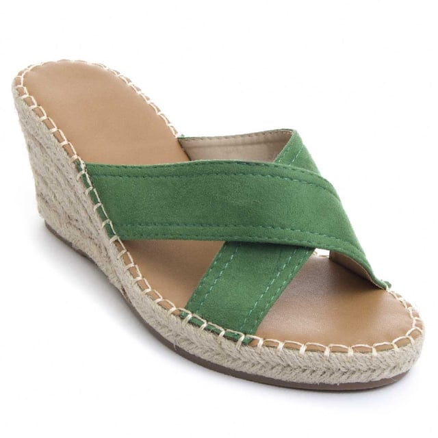 Sandalia cómoda para mujer. Calce cómodo. Plantilla acolchada. Suela antideslizante. Cosido reforzado. Colección cápsula en colaboración con la marca.