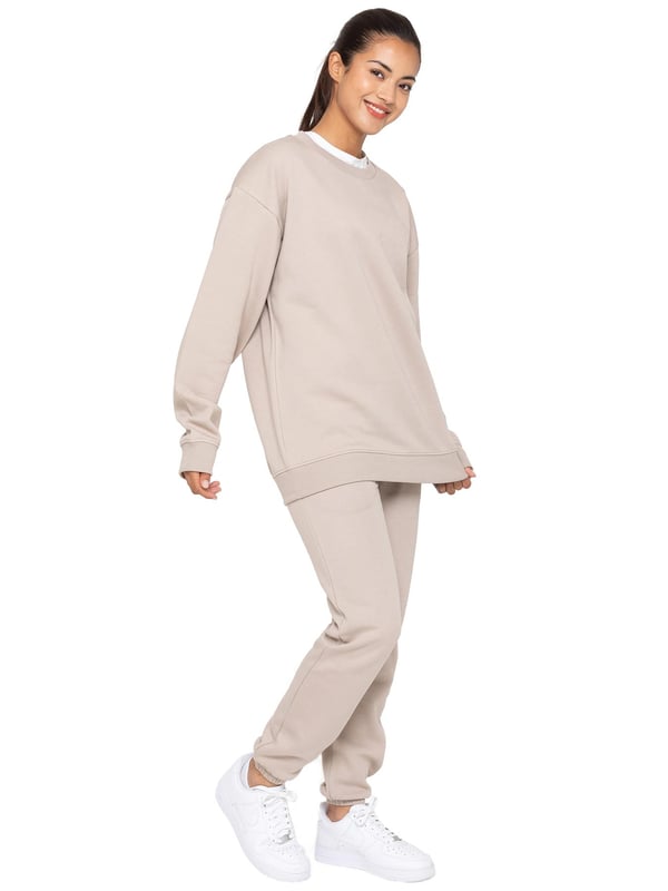 Enzo Women’s Oversized Sweatshirt and Relaxed Fit Joggers. Fashioned in Pure Fabric for Softness and Comfort. Joggers Feature 2 Side Slash Pockets. Brushed Back Inner Fleece Lining. Cuffed Leg Design. Elasticated Waist with drawstrings. Ideal to use for Casual and Work wear.