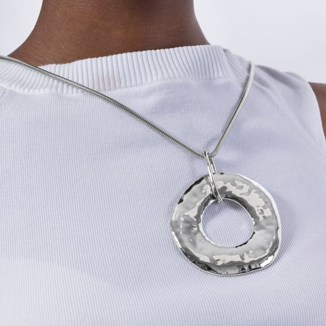 Collar Routa acabado en rodio. África se convierte en la línea perfecta para mujeres con personalidad, que no temen arriesgar y lucir piezas con carácter propio.
Un viaje a nuestros orígenes.