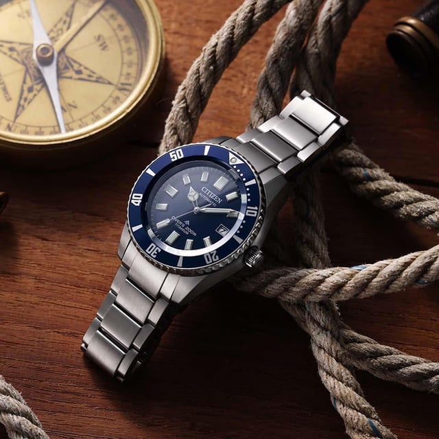 Diese Citizen Promaster Diver Analog Uhr für Herren ist das perfekte Zeitmesser, um sie zu tragen oder zu verschenken. Das silberne 41 mm runde Gehäuse kombiniert mit dem bequemen Silber-Titan-Armband sorgt dafür, dass Sie dieses atemberaubende Zeitmesser ohne Kompromisse genießen können. Angetrieben von einem hochwertigen Automatikwerk und wasserdicht bis 20 bar, wird Ihre Uhr weiterhin genau gehen. Diese Uhr verfügt über ein automatisches Uhrwerk (aufgeladen durch jede Bewegung Ihres Handgelenks; benötigt niemals eine Batterie) - Die Uhr hat eine Kalenderfunktion: Datum, leuchtende Zeiger, leuchtende Zahlen. Hochwertiges 21 cm langes und 21 mm breites Silber-Titan-Armband mit einer Klappschließe mit Druckknopf. Gehäusedurchmesser: 41 mm, Gehäusehöhe: 12 mm, Gehäusefarbe: Silber und Zifferblattfarbe: Blau.