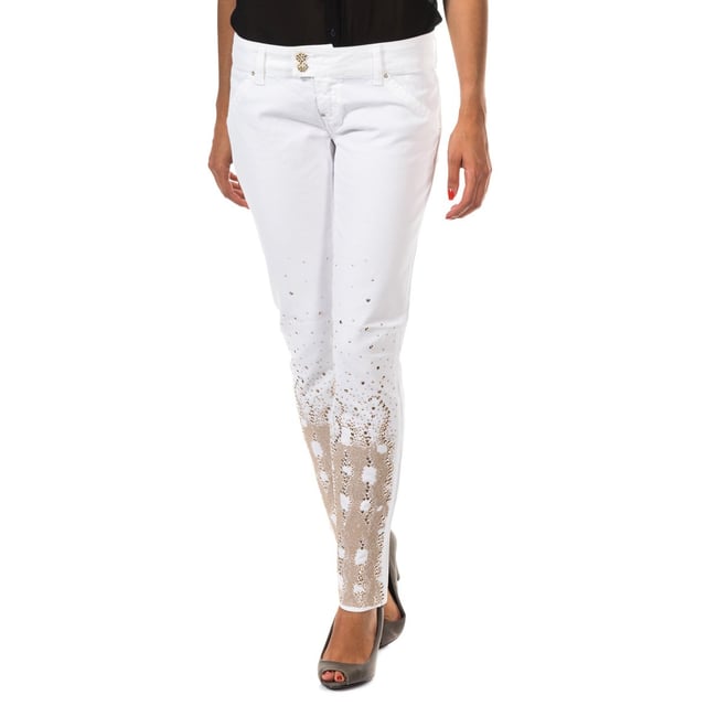 Long denim trousers. 
 White color. 
 Design with gold studs on the front. 
 Zipper closure and buttons, on the front. 
 Waist with belt loops. 
 Two open pockets, on the front. 
 Two open pockets at the back. 
 Metallic application with the name of the engraved mark, on one of the back pockets. 
 Basses with narrow cut. 
 Stitched seams.
 Composition: 97% Cotton. - 3% Elastane.
 Care:
Washing instructions:
 - Wash maximum at 40ºC.
 - Iron at medium temperature, max. 110ºC.
 - Allows you to use a dryer.
 - Do not use bleach.
 - Does not support dry cleaning.