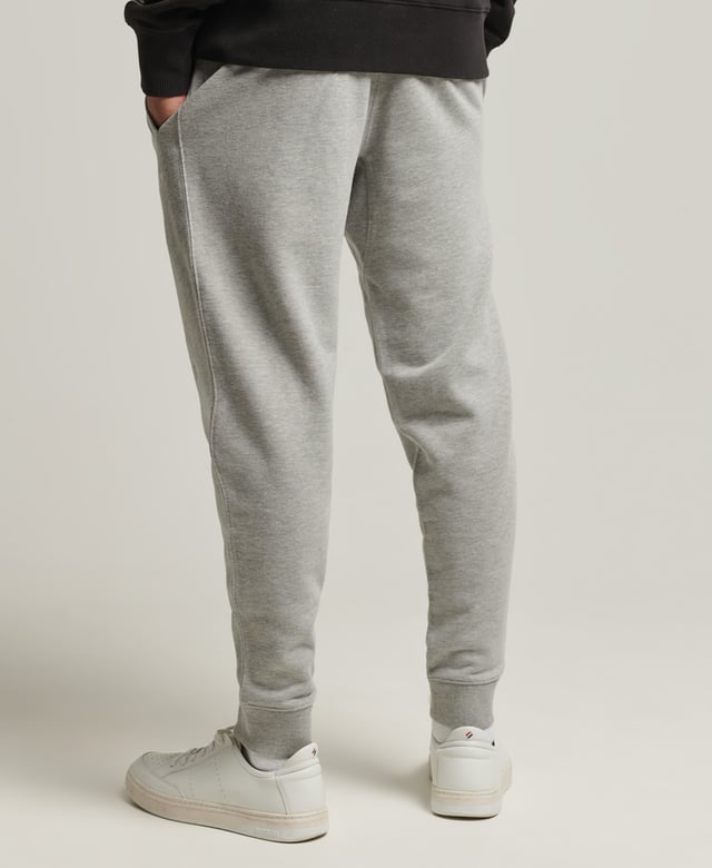 Joggers are a core part of any sporty wardrobe. We love to upgrade our classic designs with bold logos to catch the eye and ensure that your personal style never has an off day.Slim fit – designed to fit closer to the body for a more tailored lookDrawcord waistbandTwo side pocketsRibbed cuffsPrinted Code and Superdry logos