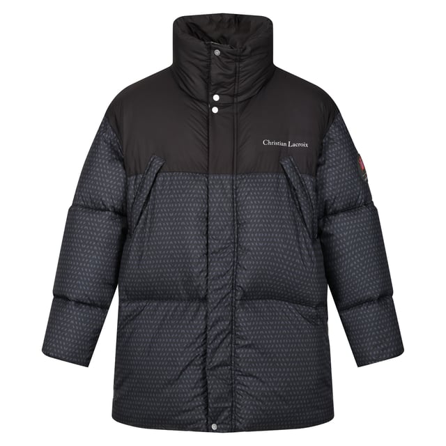 Materiaal: 64% Polyamide, 36% Polyester. Vulling: imitatie dons, veervrij, gerecycled. Voering: Bedrukt. Stof: Ripstop. Ontwerp: Geborduurde patch, Bedrukt, Gewatteerd, Tekst. Stof Technologie: DWR Finish, Slijtvast, Lichtgewicht, Waterafstotend. Mouwtype: Met lange mouwen. Halsuitsnijding: Gewatteerde kraag, Staande kraag. Leidingwerk detail. Zakken: 1 binnenzak, met gaas gevoerd, 2 borstzakken, rits. Sluiting: kliksluiting, stormflap, rits. Zoom: verstelbaar, zoom met schokkoord. Duurzaamheid: Wreedheidvrij, gemaakt van gerecycleerde materialen..