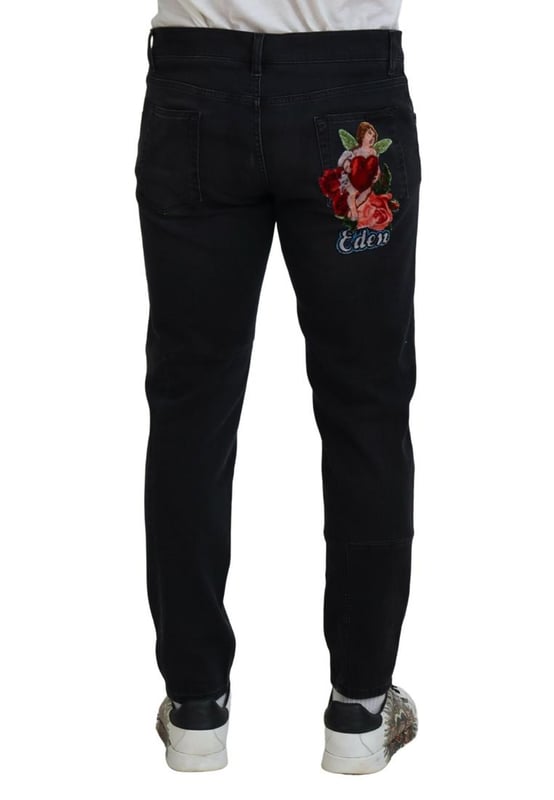 Modelo: Jeans ajustados  
Color: Negro  
Material: 98% algodón 2% elastano  
Cierre de cremallera y botón  
Detalles del logo  
Hecho en Italia