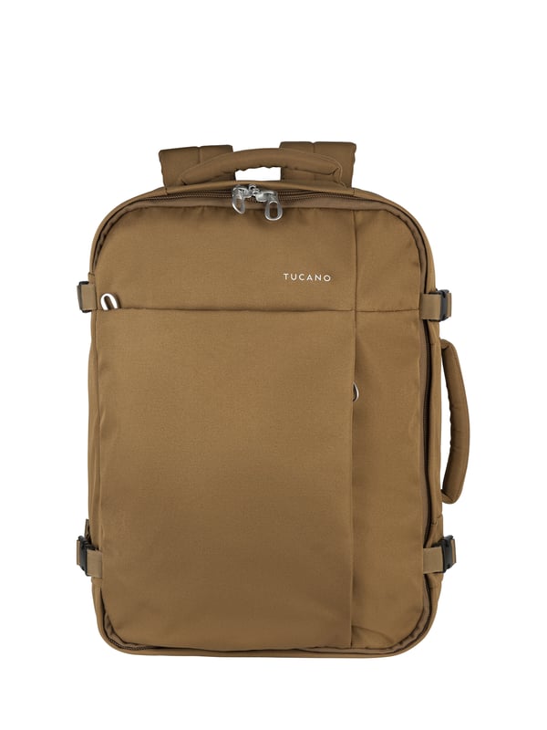 Mochila unisex. El cierre es con cremallera. Los bolsillos internos son uno abierto. Los bolsillos externos son dos delanteros con cremallera y uno trasero con cremallera. Falta la correa para el hombro. El mango es de tereftalato de polietileno reciclado. Hay un compartimento interno. El material exterior es tereftalato de polietileno reciclado. Internamente es tereftalato de polietileno reciclado. Medidas: 30x40x15 cm. Producto de moda