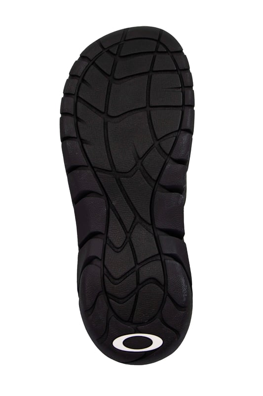Al ofrecer comodidad y conveniencia para las salidas en climas cálidos, las Super Coil Slide cuentan con una plantilla de felpa fabricada con material de secado rápido y un diseño de correa ancha que se pone y quita fácilmente. Fabricadas con una suela exterior de goma resistente y con un logotipo de elipse prominente en la correa, estas resistentes zapatillas Oakley resisten una amplia variedad de terrenos, desde la arena hasta la calle, a la vez que muestran un aspecto atlético moderno.