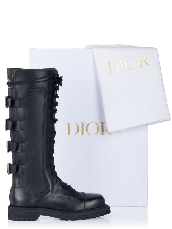 100% cuero; botas Dior;  Modelo: KCI937CFM 900;  Mano de obra de alta calidad;  gorra redonda;  100% cuero;  Cierre: cordones clásicos, cremallera;  Cuatro hebillas metálicas ajustables en la parte trasera;  Altura del tacón: 3,5 cm;  Altura del eje: 37 cm;  Detalles del logotipo Dior