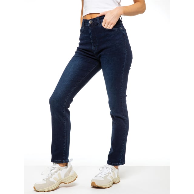 Enzo Womens Straight Leg Denim Jeans. Featuring Branded Button and Rivets with Button Fly Fastening. Add a new Fashion Look into your Life. Great to wear with T-shirt for Everyday use. Comfortable and easy to wear.