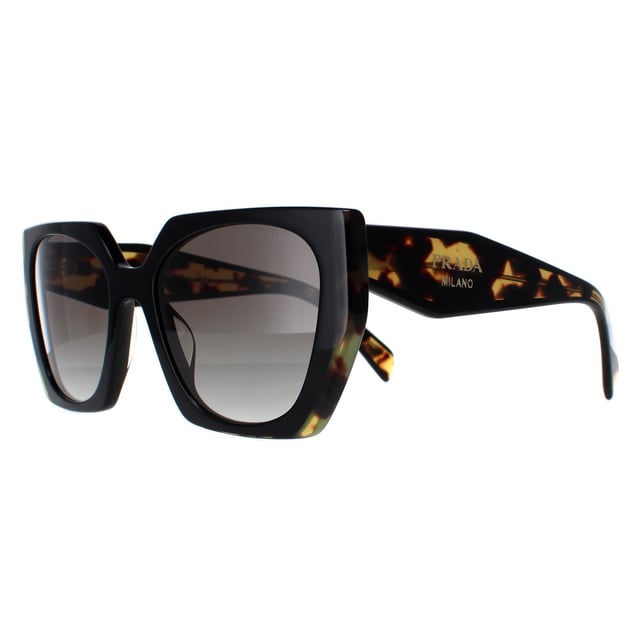 Prada PR15WS 3890A7 zwart en medium tortoise lichtgrijs gradiÃ«nt zonnebril is een chic ontwerp gemaakt van hoogwaardig acetaat materiaal dat duurzaamheid en comfort garandeert. De slapen zijn versierd met het iconische Prada logo, wat een vleugje verfijning toevoegt. Deze zonnebril is perfect voor elke gelegenheid, of het nu een dagje in de zon is of een avondje uit in de stad.
