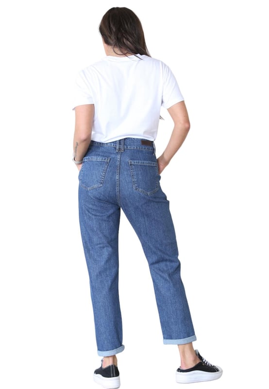 MYT Womens Boyfriend Jeans ensuring a perfect fit for those with a curvier figure. - - . High Waisted with Pleats in Front and Crafted from high-quality denim, these jeans are designed to withstand frequent wear and tea. - - . Relaxed Fit Tapered Legs With a classic boyfriend jeans silhouette, these jeans can be dressed up or down for various occasions. - - .  These Jeans are Baggy on the Top with Wide Waist and Tapered on the Legs. - - . Great Vintage Condition Overall, There Are Some Loose Threads on the Buttonhole Edges. - - .   Size 10 is 28 inches waist. - - . . . - - .   Size 12 is 30 inches waist. - - . . . - - .   Size 14 is 32 inches waist. - - . . . - - .   Size 16 is 34 inches waist. - - . . . - - .   Size 18 is 36 inches waist. - - . . . - - .   Size 20 is 38 inches waist. - - . . - - . Size 22 is 40 inches waist. - - . . . - - . Size 24 is 42 inches waist. - - . . . - - .