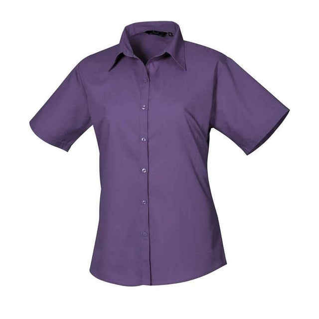 65% Polyester, 35% Katoenpopeline. Stof: Popeline. Ontwerp: Eenvoudig. Bevestiging: Knop. Halslijn: Collared. Hem: Gebogen. Mouwtype: Korte mouwen. Rugnaden, Bustenaden, Dubbel gevouwen naden, Onderhoudsvriendelijk, Geparelde knopen. Passend: Gemonteerd. Duurzaamheid: Amfori, BSCI, REACH, Sedex, WRAP Gecertificeerd.