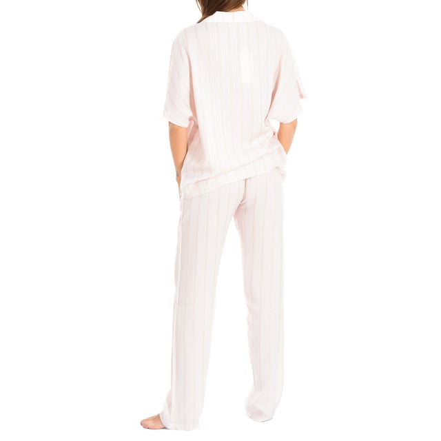 Kortärmad pyjamas.\n Rosa färg\n Krage med uppvik.\n Knappstängning på framsidan.\n Långa byxor med elastisk linning.\n Skönt tyg som andas.\n Sömmarna är ton i ton.\n\n Sammansättning: 98% viskos, 2% sim\n\n Tvättas i max temperatur 30º.\n - Får inte blekas.\n - Använd inte torktumlare.\n - Får inte strykas.\n - Får inte kemtvättas.\n Sammansättning: 98% viskos, 2% sim\n Skötsel:\nTvätta i max temperatur 30º.\n - Använd inte blekmedel.\n - Använd inte torktumlare.\n - Får inte strykas.\n - Får inte kemtvättas.