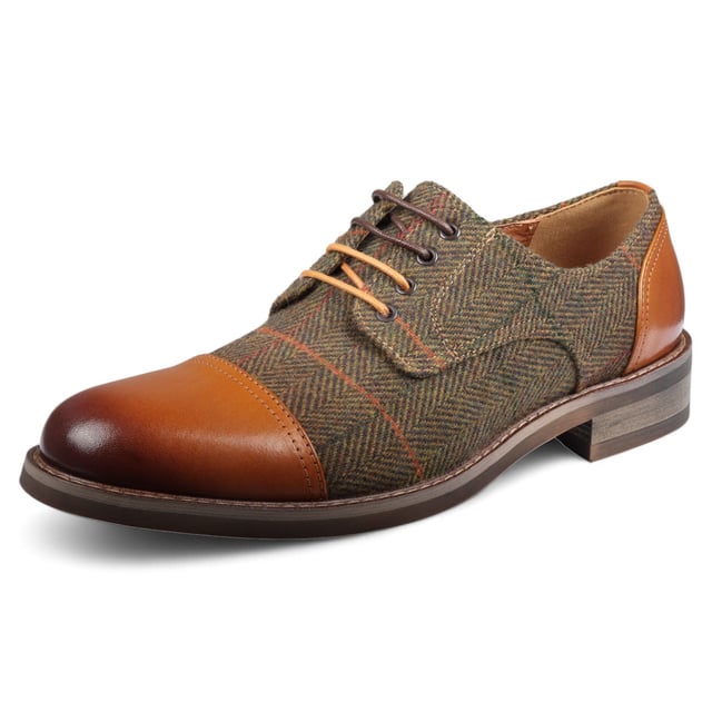 Haga una declaración sofisticada con los zapatos Oxford de tweed de cuero para hombre Theon de Justin Reess. Estos zapatos Oxford de cuero de primera calidad están diseñados para brindar durabilidad y un estilo atemporal, perfectos tanto para ocasiones formales como para uso diario. Con elegantes detalles de tweed, aportan un atractivo visual único a su guardarropa. Diseñados teniendo en cuenta la comodidad, brindan un ajuste ceñido y plantillas acolchadas para una comodidad duradera. Versátiles y elegantes, estos zapatos se adaptan perfectamente de entornos formales a salidas informales, ofreciendo una flexibilidad inigualable. Cuero de primera calidad para mayor durabilidad y elegancia Detalles de tweed para un toque único y elegante Ajuste cómodo con plantillas acolchadas Estilo versátil tanto para ocasiones formales como informales