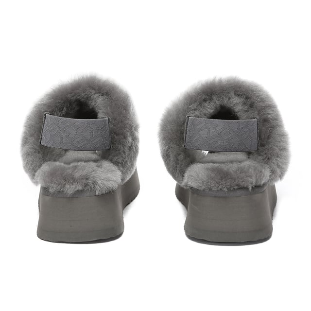 With maximum coziness and a bit of lift. Experience the fashion-forward appeal of the Wagtail Slippers. Featuring cow suede upper treated with a water resistant coating. The added feature of a removable strap means the option of wearing them with or without, which is great for that extra flexibility with your outfit pairings.
Specification:
Suede Upper
Warm Sheepskin Wool Lining
Soft Sheepskin Wool Insole
EVA Sole
Technologies:
Water & Stain Resistance Upper
Slip Resistance Outsole