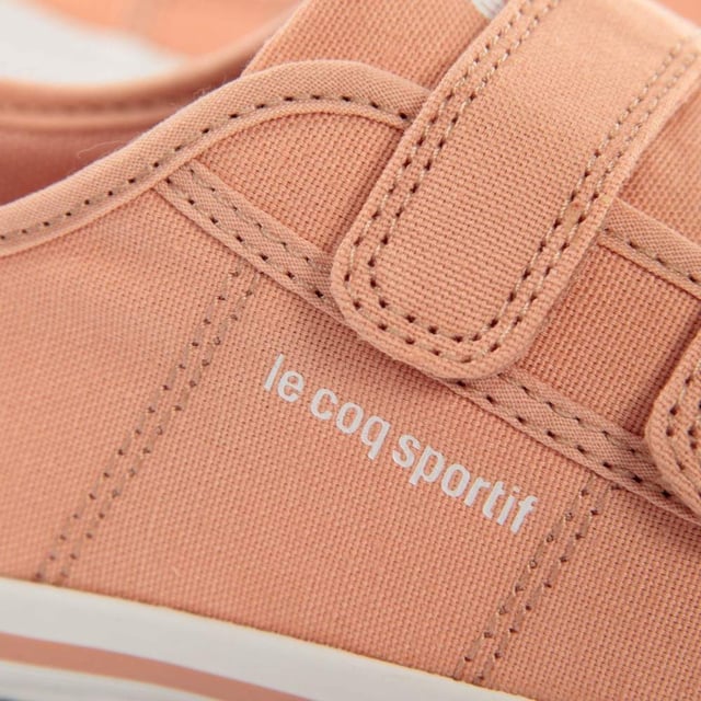 Basket Le Coq Sportif Deauville PS Sport Mädchen Rosa Textil. Authentischer Freizeitschuh der Marke Le Coq Sportif - Straßenmode/Sportswear-Design von Le Coq Sportif - Le Coq Sportif für modebewusste Mädchen, perfekt für den Alltag - Der rosa Le Coq Sportif Basket lässt sich ideal mit dem Rest Ihrer Garderobe kombinieren - Bequemes Textilmaterial - Klassischer Klettverschluss - Deauville PS Sport - Textil.