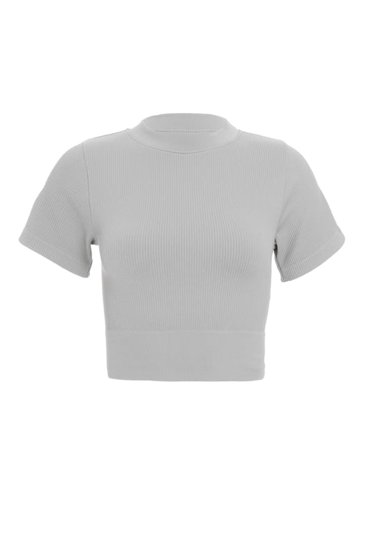 - Plain design - Round neckline - Short sleeve - Cropped style - Model height: 5' 8" - Model wears size s