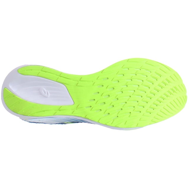 El zapato Magic Speed ​​™ está hecho para carreras o carreras de entrenamiento regulares. Ofrece la versatilidad que necesita para mover su cuerpo y su mente hacia un nuevo mejor personal. Hecho para impulsar el pie hacia adelante, la tecnología Guidesole ™ se combina con una placa de antepasado de carbono. Esto crea una sensación de rodamiento suave a medida que avanza a través de su paso. Tradicionalmente, cuando agrega más espuma a un zapato, agrega más peso. Al apilar la entresuela con FF Blast ™, este material agrega una sensación receptiva a su paso mientras mantiene el zapato ligero.