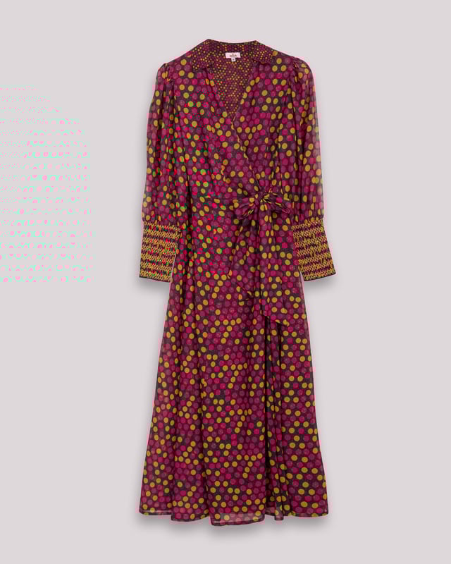 El vestido de lunares midi Alice te hará sentir la dulzura del otoño. Con su original estampado de lunares en tonos rosa y ocre, esta prenda combina lo clásico con lo moderno. Perfecto para cualquier ocasión, aporta un estilo femenino y elegante a tus looks.
 
 
 
 Vestido largo cruzado con lazo para atar en el lateral. 
 
 Cuello solapa en tejido en combinacion. 
 
 Corte en la cintura. 
 
 Manga larga con bordado nido de abeja en color contraste en puño. 
 
 Bolsillos laterales. 
 
 Tejido estampado lunares bicolor. 
 
 Forro estampado pequeños lunares bicolor.