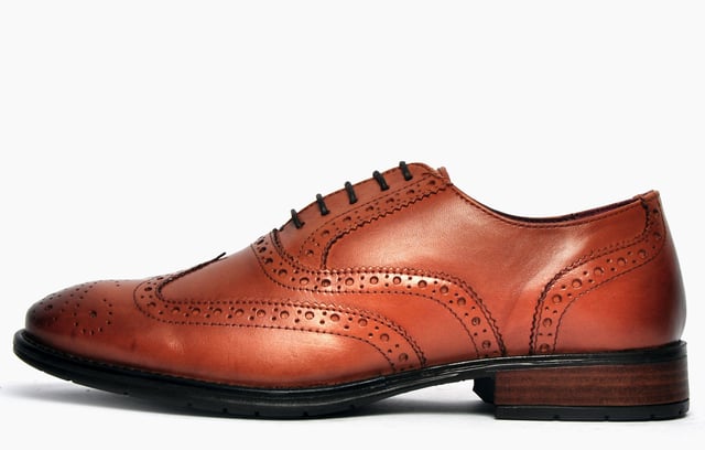 Creating timeless style, the Detroit is a traditional brogue full of heritage, along with a durable premium leather upper the Detroit showcases traditional brogue punch hole detailing, for a 5 star finish. The rubber sole adds a modest heel in keeping with traditional brogue styling, offering unbeatable Catesby England styling at a price not to be missed. 
 - Premium leather upper 
 - Classic punch hole detailing 
 - 5 eyelet lace-up closure for the perfect fit 
 - Intricate designer stitching
 - Studded rubber outsole 
 - Authentic vintage look