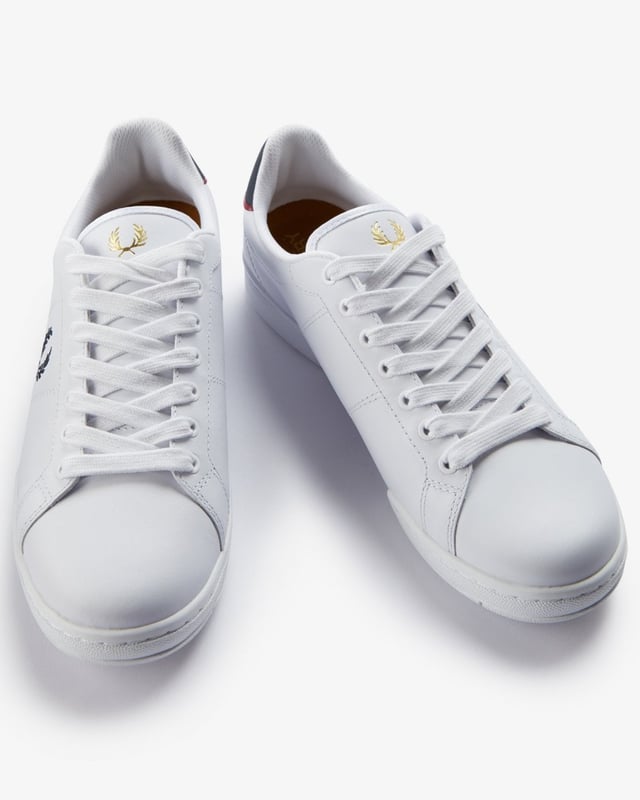 Sneaker mit einem weichen Obermaterial aus hochwertigem Vollnarbenleder für ein edles Aussehen und ein angenehmes Tragegefühl. Entworfen mit umweltfreundlichen recycelten Polyester-Schnürsenkeln und einer strapazierfähigen Gummisohle für den ganztägigen Komfort und Grip.