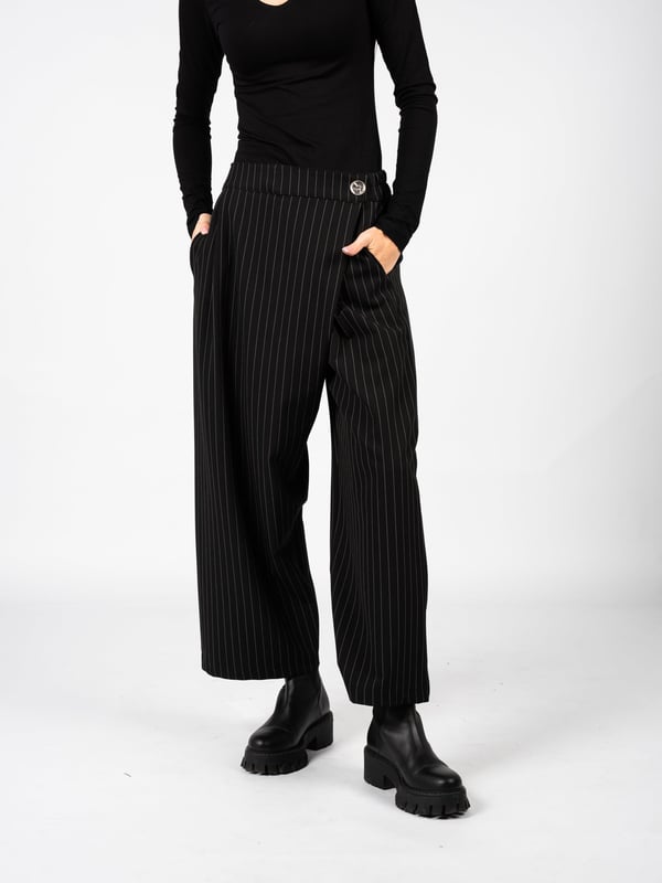 Einfacher Schnitt
Mit tiefem Schritt
Mit weiten Culotte-Beinen
Mit eingearbeitetem Gummibund im Bund
Mit formenden Abnähern
Mit einer Wickelklappe verschlossen
Vorne zwei Taschen, hinten zwei eingelassene
Aus hochwertigem Stoff gefertigt
Hergestellt in Italien